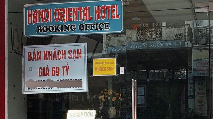 Một khách sạn rao bán tại phố cổ Hà Nội.