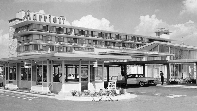Marriott International and Ritz-Carlton - Khách sạn đầu tiên