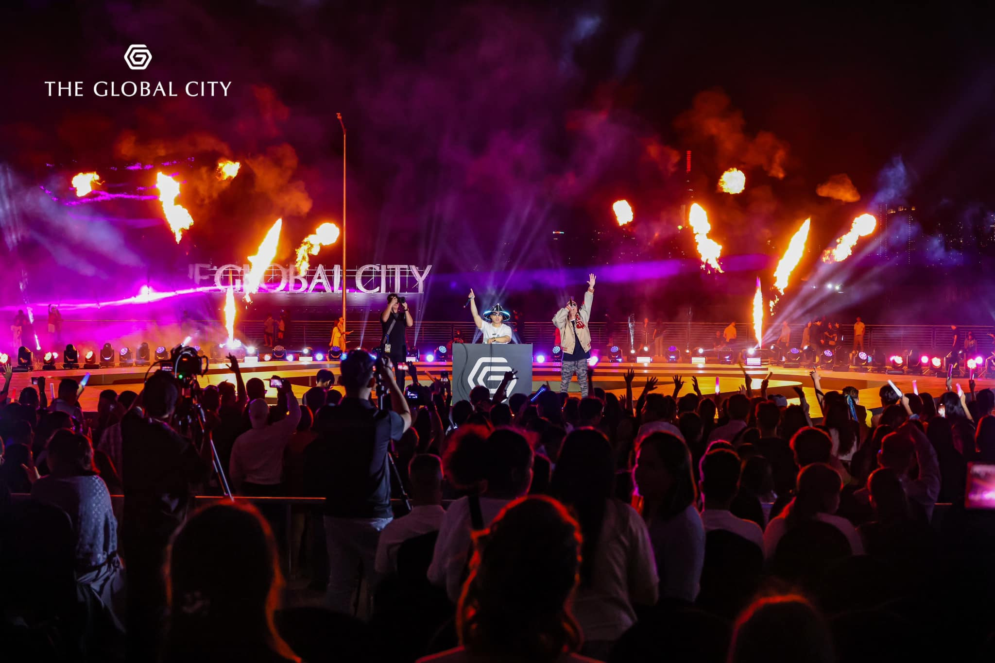 Hình ảnh người dân đón đêm giao thừa với lễ hội Luxury Countdown Party 2023 tại The Global City 