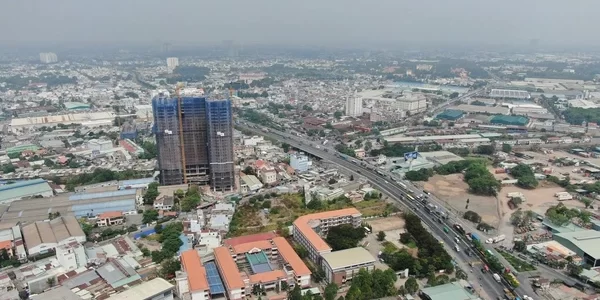 城市房地产。由于 Song Than 立交桥和 An Binh 街不断扩大的基础设施，Di An “迈出了一步”